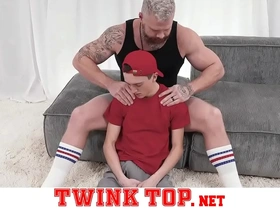 Super fit jock teen boy dominates his coach’s hole-twinktop.net