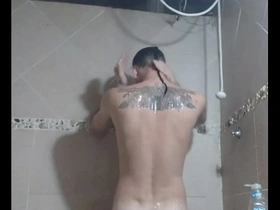 Caliente bajo la ducha