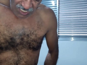 Coroa roludo fodendo o negão parte 3