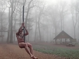 A poil dans le brouillard sur un parcours de sante hivernal