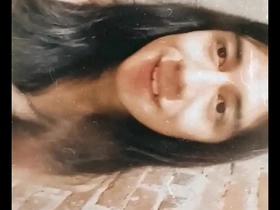 Lindo femboy se toca en el baño