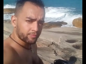 Na praia de nudismo com vontade de foder