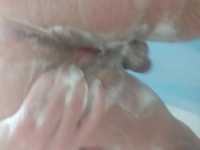 Uma safada que quer que alguém venha tirar o sabonete todinho